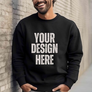 Mockup de moletom preto Gildan 18000 masculino, mockup de moletom Gildan 18000 masculino, mockup de gola redonda preta Lifestyle, mockup de suéter preto Gildan masculino