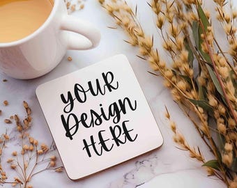 Maqueta de posavasos boho PSD, maqueta de posavasos para taza de café, maqueta de posavasos cuadrado blanco con parte posterior de corcho, maqueta de posavasos para taza de sublimación con flores secas