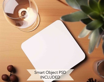 Maqueta de posavasos PSD, maqueta de posavasos con forma de taza de café, maqueta de posavasos cuadrado blanco con fondo de corcho, maqueta de posavasos de sublimación, maqueta de posavasos de boda rústica
