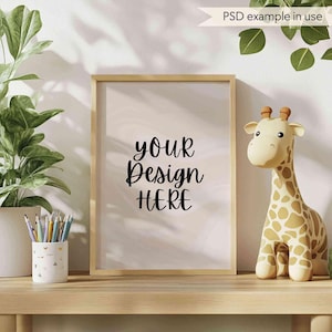 Maqueta de marco de madera en un estante de guardería, lindo marco de póster A4 en blanco con jirafa en la habitación de los niños, maqueta de marco de arte de pared minimalista moderno de primer plano