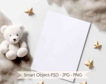 Mockup di invito per baby shower, Mockup di invito per baby shower gender-neutral, Mockup di cancelleria per biglietti di auguri 5x7, Mockup di biglietto di compleanno per neonati