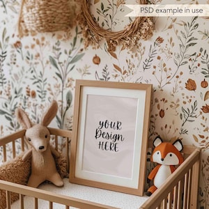 DIN A Vertikaler Rahmen Photoshop Mockup für Kunstanzeige, Holzrahmen im Kinderzimmer rustikale Szene, PSD Baby Kinder Wand Kunst Rahmen Mockup