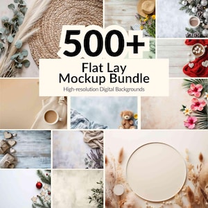 Op de afbeelding: Een verzameling flat lay mockups met diverse achtergronden en decoratieve elementen. De afbeelding bevat een geweven placemat, bloemstukken, een teddybeer, koffie en feestelijke decoraties. Tekstoverlay luidt "500+ Flat Lay Mockup Bundle" en "High-resolution Digital Backgrounds."