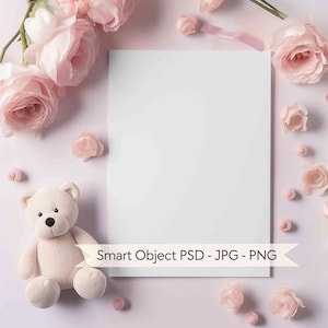 ピンクのベビーシャワー招待状モックアップ、かわいい新生児カードモックアップ、5x7 女の子の誕生日招待状モックアップ、グリーティングカード文房具花柄モックアップ