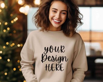 Gildan 18000 sand Mockup Weihnachten, Model Mockup sand beige Sweatshirt, Sand Rundhals Mockup, Weihnachtspullover Mockup, Weihnachtsurlaub Mockup