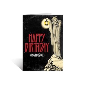 Könnte beinhalten: Geburtstagskarte mit schwarzem Hintergrund und rotem Text "HAPPY BIRTHDAY". Die Karte zeigt eine Illustration einer bekleideten Figur, die eine Laterne hält, vor einem Vollmond. Kleine Symbole befinden sich unter dem Text.