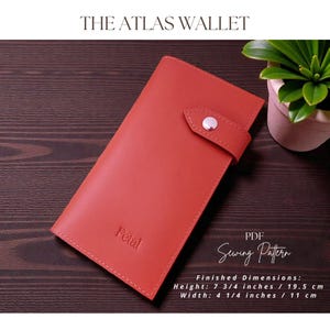 Puede incluir: Una cartera de cuero color coral con cierre de botón a presión, etiquetada como "The Atlas Wallet". La cartera tiene la palabra "Petal" grabada en la parte delantera. Las dimensiones del patrón de costura PDF son 19,5 cm de alto y 11 cm de ancho.