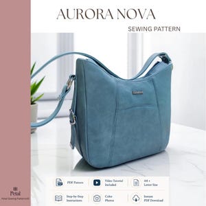 Könnte beinhalten: Eine blaue Umhängetasche mit strukturierter Oberfläche, geschwungener Oberkante, silberfarbenen Beschlägen und verstellbarem Riemen. Das Bild enthält den Text AURORA NOVA SEWING PATTERN sowie Symbole für PDF-Schnittmuster, Videoanleitung und Anleitungen.