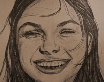 Può includere: Un bozzetto a matita di un volto sorridente con gli occhi chiusi e i capelli fluenti. Il ritratto cattura un momento di gioia, con denti visibili e ombreggiatura dettagliata, creando un'opera d'arte realistica ed espressiva.