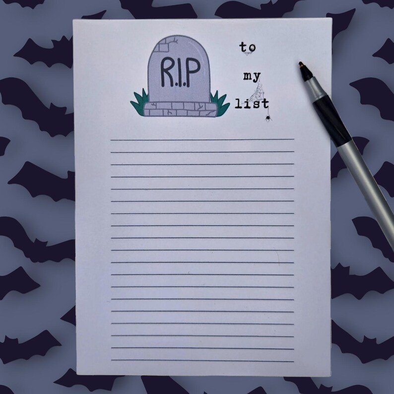 Pode incluir: Um bloco de notas pautado com uma ilustra&ccedil;&atilde;o de l&aacute;pide com a inscri&ccedil;&atilde;o "R.I.P." e as palavras "to my list". Uma caneta preta e prateada est&aacute; &agrave; direita. O fundo &eacute; azul escuro com silhuetas de morcegos.