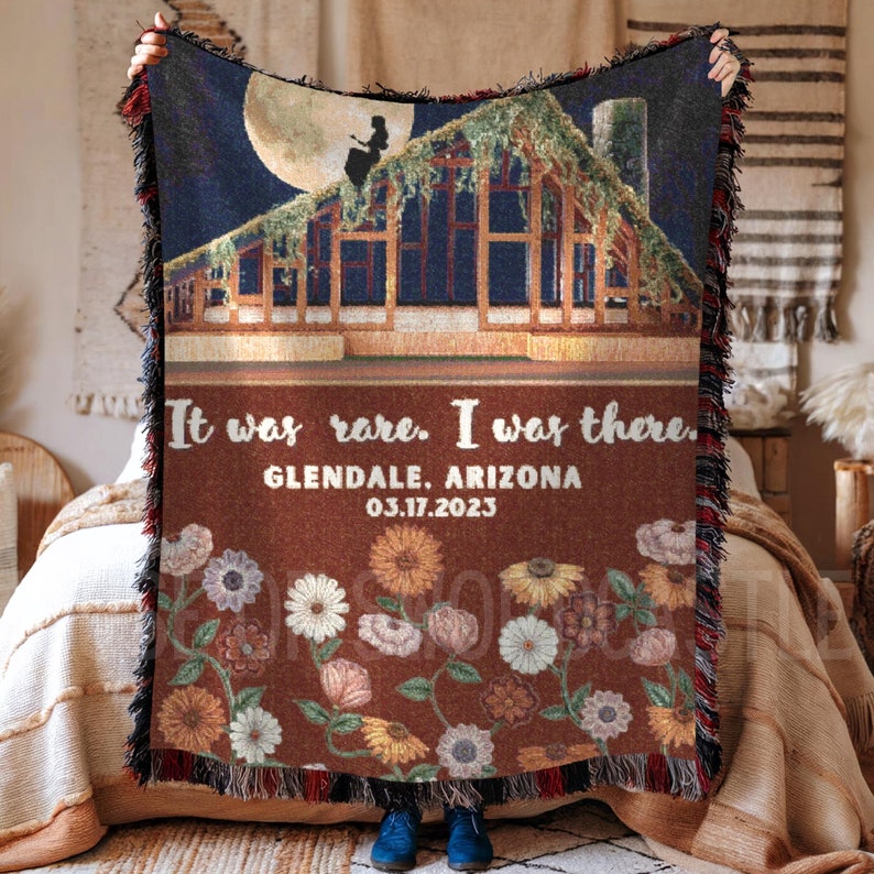 Gepersonaliseerde tijdperken piano bloemen geweven deken verrassingslied piano cadeau voor Swifty Eras Tour folklore muziekliefhebber aangepaste geweven deken voor haar afbeelding 1