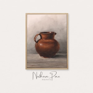 Puede incluir: Una pintura de acuarela de una jarra de cerámica marrón con asa. La jarra está sentada sobre una superficie de madera con un fondo gris claro.