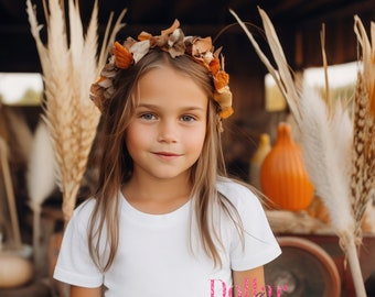 秋をテーマにした子供用Tシャツのモックアップ、秋の男の子向けモックアップ、秋の女の子向けモックアップ、白いシャツのモックアップ、子供用半袖シャツのモックアップ、カボチャ