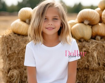 秋をテーマにした子供用Tシャツのモックアップ、秋の男の子向けモックアップ、秋の女の子向けモックアップ、白いシャツのモックアップ、子供用半袖シャツのモックアップ、カボチャ