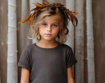秋をテーマにした子供用Tシャツのモックアップ、秋の男の子用モックアップ、秋の女の子用モックアップ、チャコールグレーのシャツのモックアップ、子供用半袖シャツのモックアップ、パンプキン
