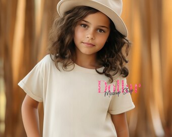 秋をテーマにした子供用Tシャツのモックアップ、秋の男の子向けモックアップ、秋の女の子向けモックアップ、クリーム色のナチュラルシャツのモックアップ、子供用半袖シャツのモックアップ、パンプキン