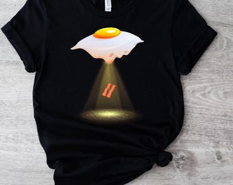 Funny Alien Egg Abduction Bacon T-Shirt: Sci-Fi Breakfast Tee