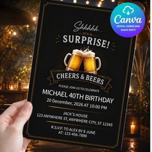 以下が含まれることがあります： 2つのビールジョッキが乾杯している黒い誕生日招待状カード。テキスト：Shhhhh... IT'S A SURPRISE! CHEERS & BEERS, MICHAEL 40TH BIRTHDAY, 20 December, 2026 AT 10:00 PM, JACK'S HOUSE, 123 ANYWHERE ST, ANYWHERE CITY, ST 12345, R.S.V.P. TO ALEX BY 8 JUNE AT: 123-456-7890。