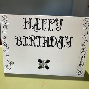 Conjunto de 5 cartões de aniversário feitos à mão com pedras preciosas. Fontes diferentes. Coloridos. Cartões de aniversário únicos