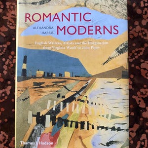 Puede incluir: Un libro titulado "Romantic Moderns" de Alexandra Harris. La portada presenta una ilustración de paisaje con tonos azules, marrones y amarillos. El texto incluye "English Writers, Artists and the Imagination from Virginia Woolf to John Piper."