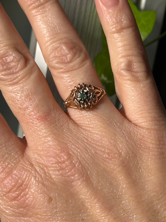 18k Solid Yellow Gold Antique ring with emerald s… - image 6