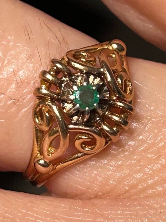 18k Solid Yellow Gold Antique ring with emerald s… - image 3