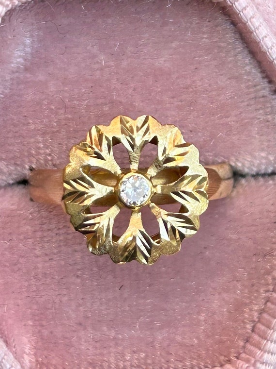 18k 750 Solid Gold flower or snow flake ring size 