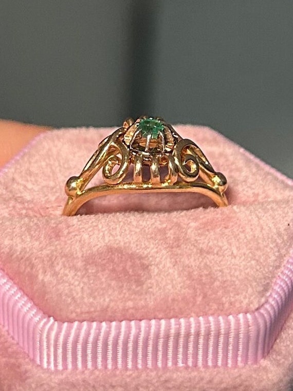 18k Solid Yellow Gold Antique ring with emerald s… - image 4