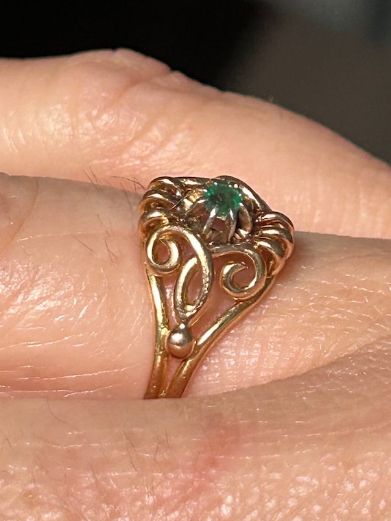 18k Solid Yellow Gold Antique ring with emerald s… - image 1