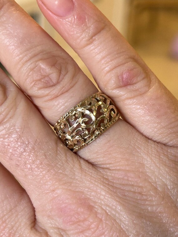14k Solid Yellow Gold textured filigree wavy ring… - image 4