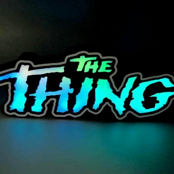 Drukowana w 3D kasetonowa lampa z logo filmu „The Thing” | Ekspozytor na półkę | Kolekcjonerski przedmiot z gatunku horroru | Dekoracja na zamówienie