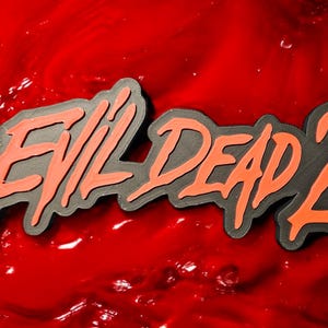 Suporte para logotipo do filme Evil Dead 2 impresso em 3D | Expositor de prateleira de terror definitivo | Colecionável clássico