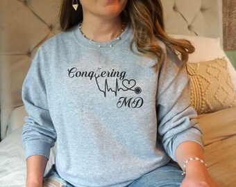 Sudadera Conquering MD, Regalo para Médico