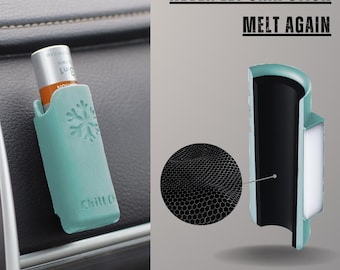 Op de afbeelding: Een tealblauwe lippenbalsemhouder met een sneeuwvlokdesign en de tekst "Chill Co."  De houder is gemaakt van neopreen isolatie om te voorkomen dat de lippenbalsem smelt bij warme temperaturen.  De tekst "NEVER LET CHAPSTICK MELT AGAIN" wordt boven de houder weergegeven.  Een close-up van de neopreen isolatie is te zien op de achtergrond.