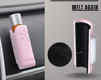Op de afbeelding: Roze autohouder met een sneeuwvlokdesign en de tekst "Chill Co" om lippenbalsem of lippenstift te beschermen tegen smelten. De houder is gemaakt met neopreen isolatie om de inhoud koel te houden.
