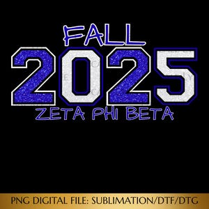 Może przedstawiać: Czarny cyfrowy projekt z napisem "FALL 2025 ZETA PHI BETA" w kolorze niebieskim i białym. Cyfry i litery mają błyszczącą teksturę. Na dole obrazu znajduje się tekst "PNG DIGITAL FILE: SUBLIMATION/DTF/DTG".