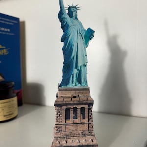 Färglagd utskrivbar amerikansk Frihetsgudinnan 3D-pappersmodell av hus Pappersmallar, pysselkit PDF direktnedladdning