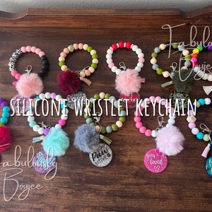 Llavero de pulsera de silicona, cuentas de silicona, encanto acrílico, calcomanía de vinilo, encanto pom pom, llavero de pulsera, pulsera con cuentas, regalos RTS para ella