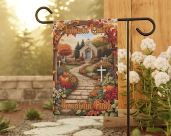 Puede incluir: Una bandera de jardín con temática otoñal con un camino de piedra que conduce a una pequeña iglesia. La bandera presenta el texto "Autumn Grace" y "Abundant Faith" en una fuente decorativa.