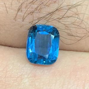 2.30カート、鮮やかなインクブルーのトルマリン宝石。上質なクッションカット、美しい光沢。ロイヤルリングのデザインに最適です。