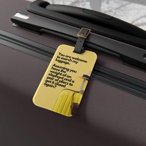 Zabawna etykieta na bagaż – akcesorium podróżne Overpacker z żółtym wzorem walizki