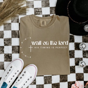 Wacht op de Heer Svg, zijn timing Svg, inspirerende Svg, Bijbel Svg, Jezus Svg, geloof Svg, religieuze Svg, bid Svg, christelijk shirt, aanbidden