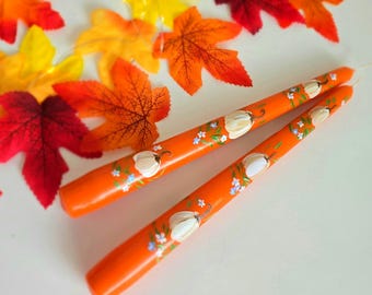 手描きのかぼちゃ型テーパーキャンドル、オレンジ色のキャンドル、白いかぼちゃと花、ハロウィン、感謝祭、秋の装飾、1個または2個セット