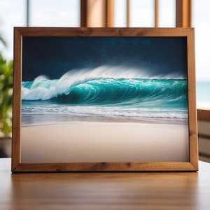 Könnte beinhalten: Ein gerahmtes Foto einer großen Ozeanwelle, die an einem Sandstrand bricht. Die Welle ist in einem leuchtenden Türkis mit weißem Schaum an der Spitze. Der Himmel ist dunkel und stürmisch und bildet einen dramatischen Kontrast zum hellen Wasser.