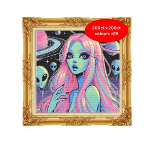 Op de afbeelding: Een ingelijst kruissteekkunstwerk met een ruimtethema. Het toont een buitenaardse vrouw met roze haar en een blauwe huid, omringd door planeten en andere aliens. De gouden lijst is versierd, met de tekst "200ct x 200ct colours =29" in een rode cirkel.