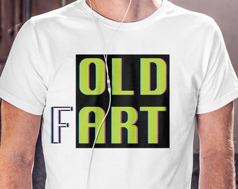 Op de afbeelding: Wit T-shirt met een zwarte doos en de tekst "OLD FART" in groene letters met een glitch-effect.