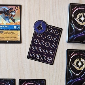 Carta da tracciare Disney Lorcana Lore Tracker. Design semplice e pulito per un facile monitoraggio. Stampa professionale. Si adatta al tuo mazzo. Contatore di Lorcana Lore.