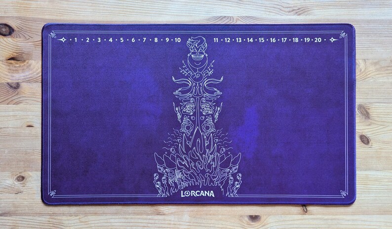 Lorcana lekmatta | Ursula | Inspirerad av skurk | 600 x 350 mm | Sydda kanter, gummibaksida, vattentät bild 3