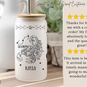 Pu&ograve; includere: Un bicchiere di vetro bianco smerigliato con un'illustrazione in bianco e nero di uno scorpione con fiori e il testo "SCORPIO" e "KAYLA".