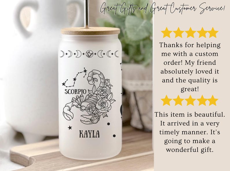 Pu&ograve; includere: Un bicchiere di vetro bianco smerigliato con un'illustrazione in bianco e nero di uno scorpione con fiori e il testo "SCORPIO" e "KAYLA".